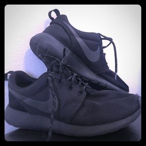 Black Nike Roches